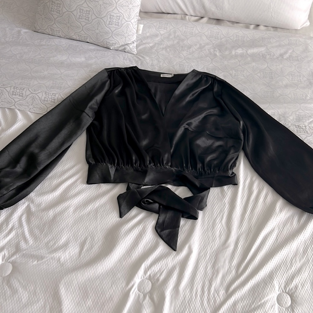 Black crop top shirt